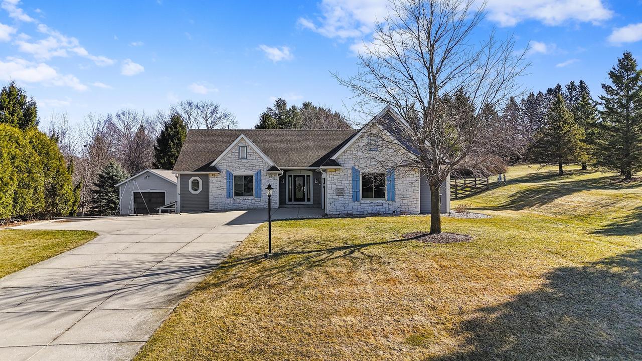 W296S2982 Molly Ln, Genesee, WI 53188