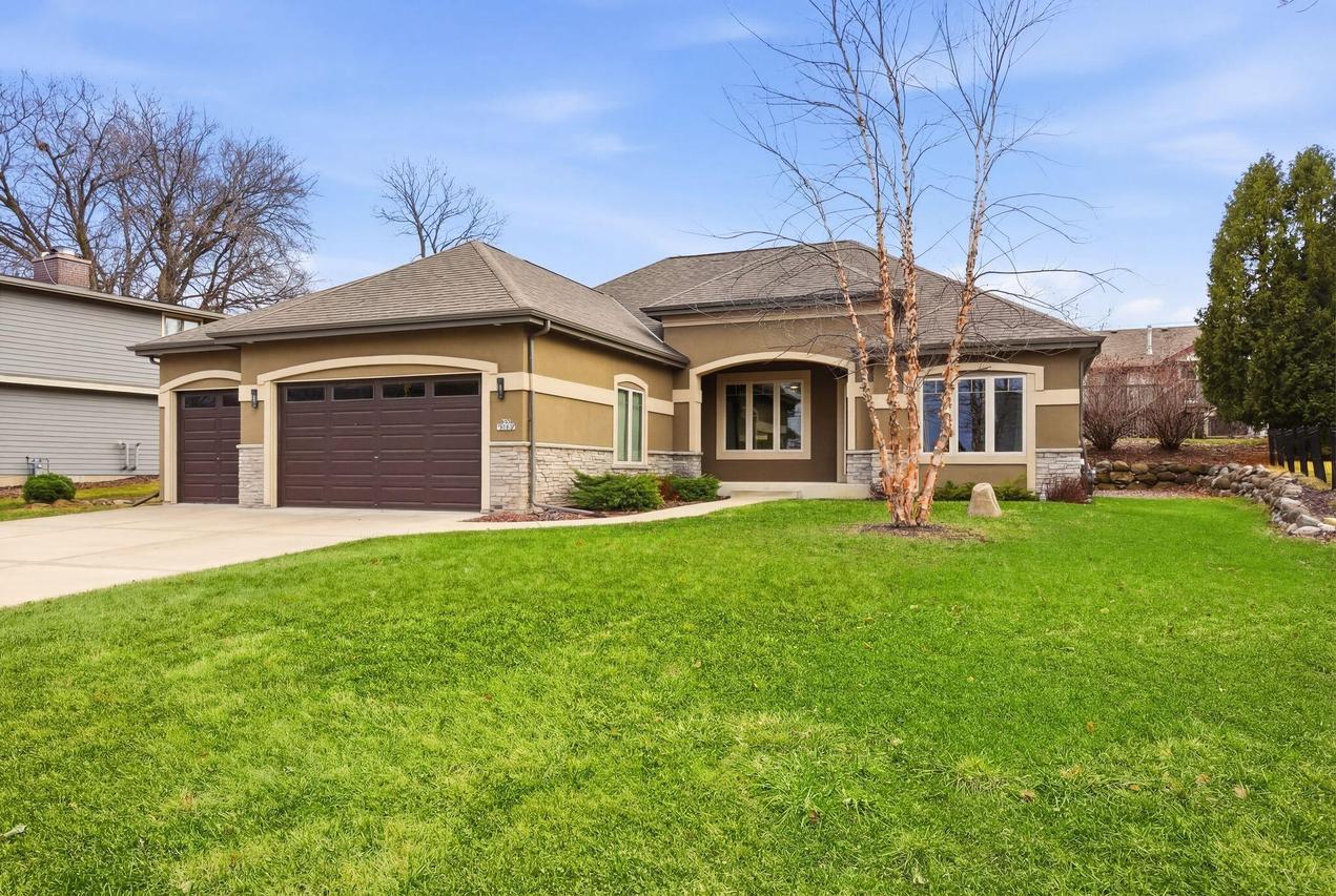 N27W27075 Woodland Dr, Pewaukee, WI 53072