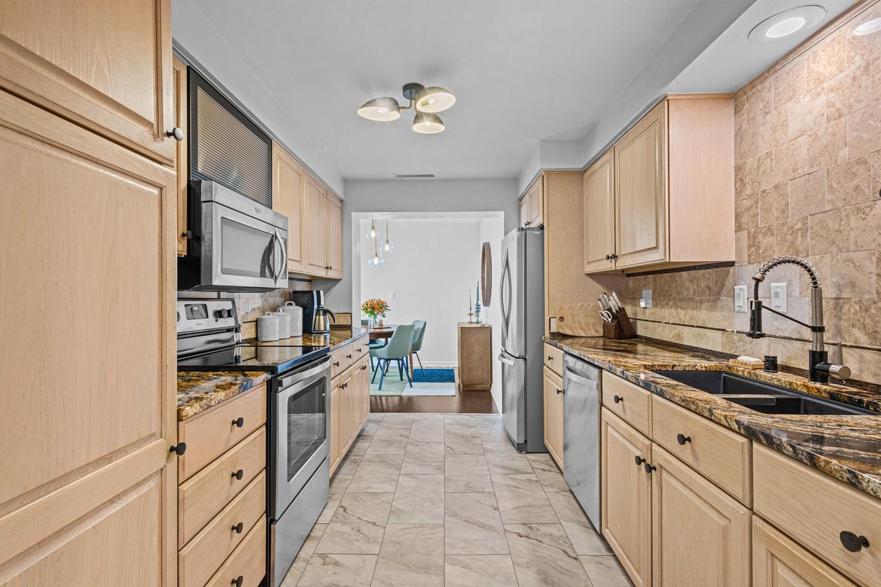 2525 S Shore Dr #14C, Milwaukee, WI 53207