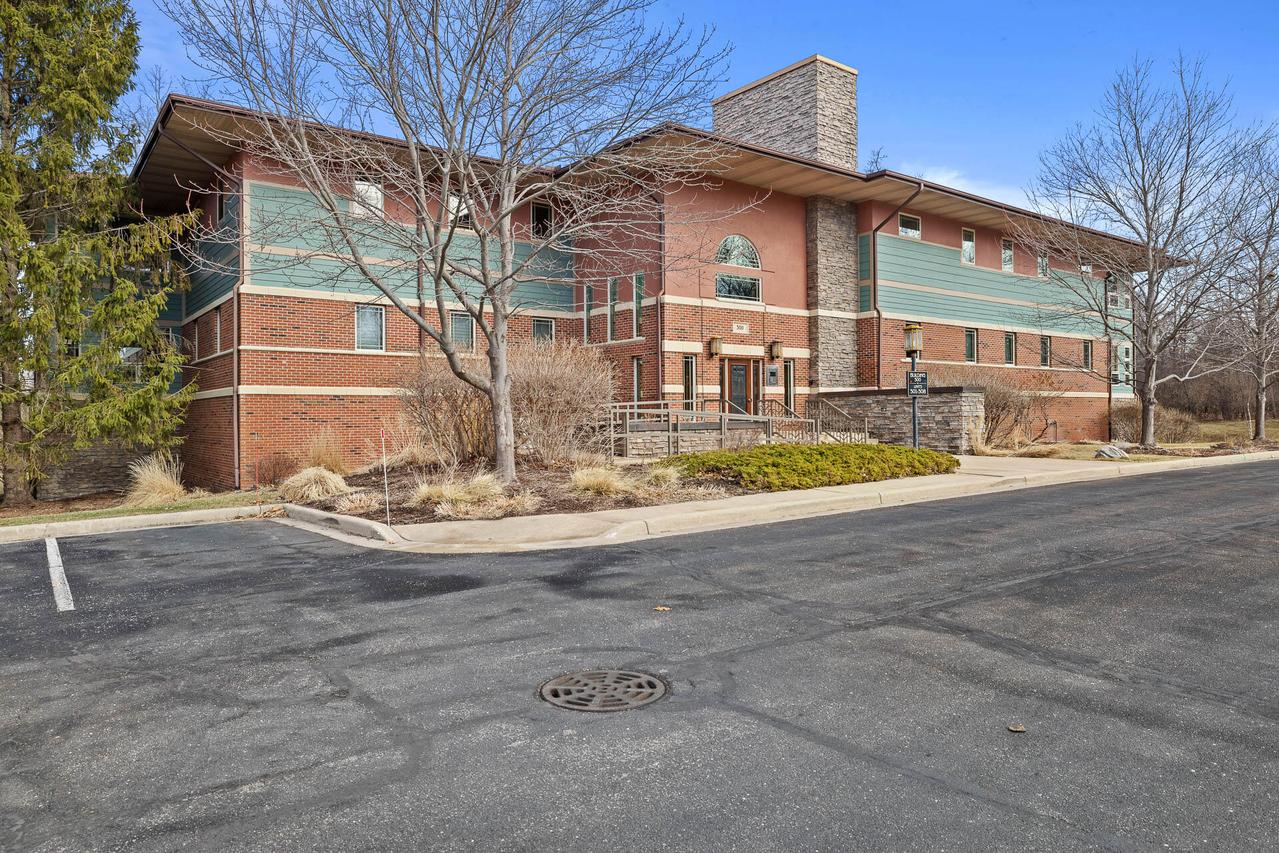 415 S Wells St #303, Lake Geneva, WI 53147