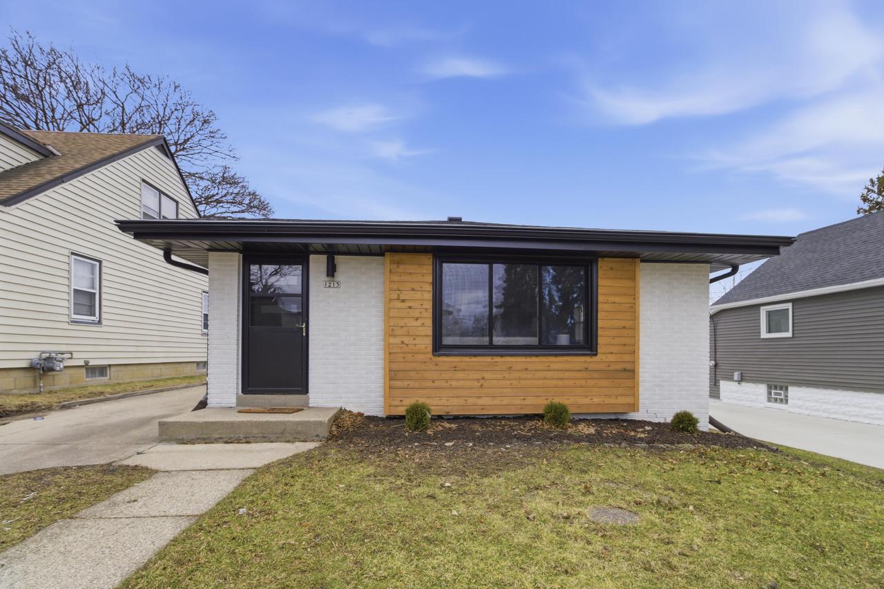 1215 S 91st St, West Allis, WI 53214