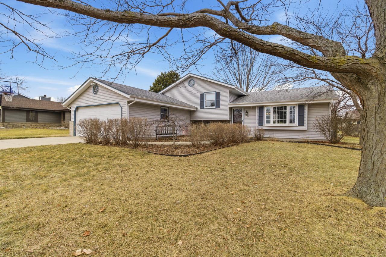 900 E Elm Rd, Oak Creek, WI 53154