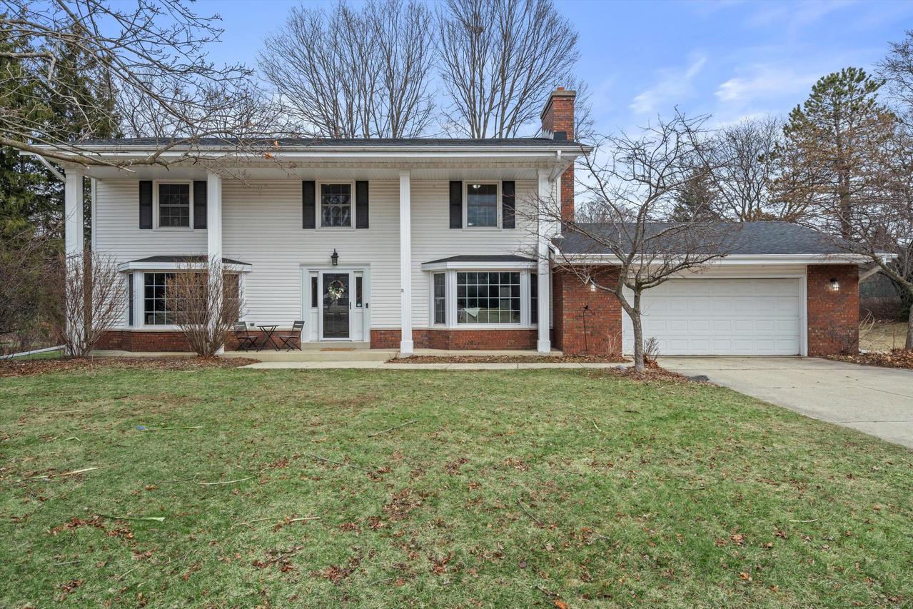 8710 W Hawthorne Ln, Franklin, WI 53132