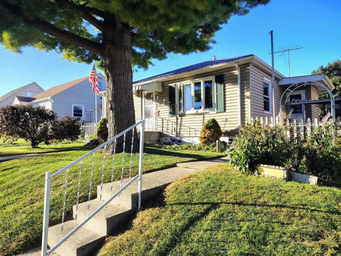 1722 Manitoba Ave, South Milwaukee, WI 53172