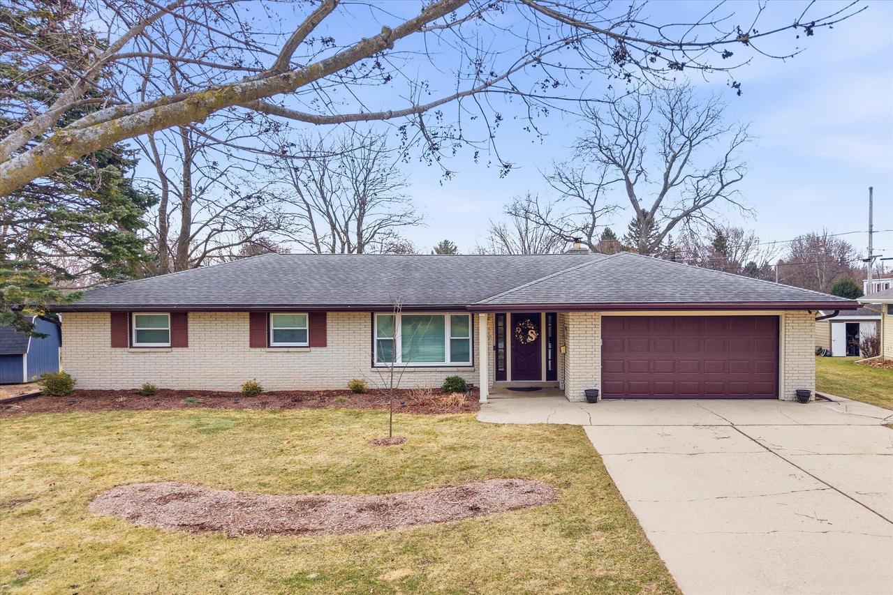 N75W6969 Linden St, Cedarburg, WI 53012