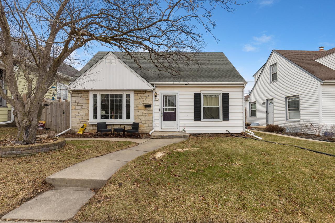 2331 S 61st St, West Allis, WI 53219
