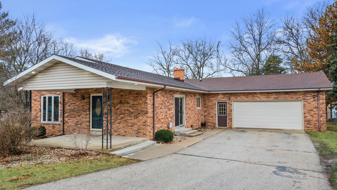 403 Elkhorn Rd, Eagle, WI 53119