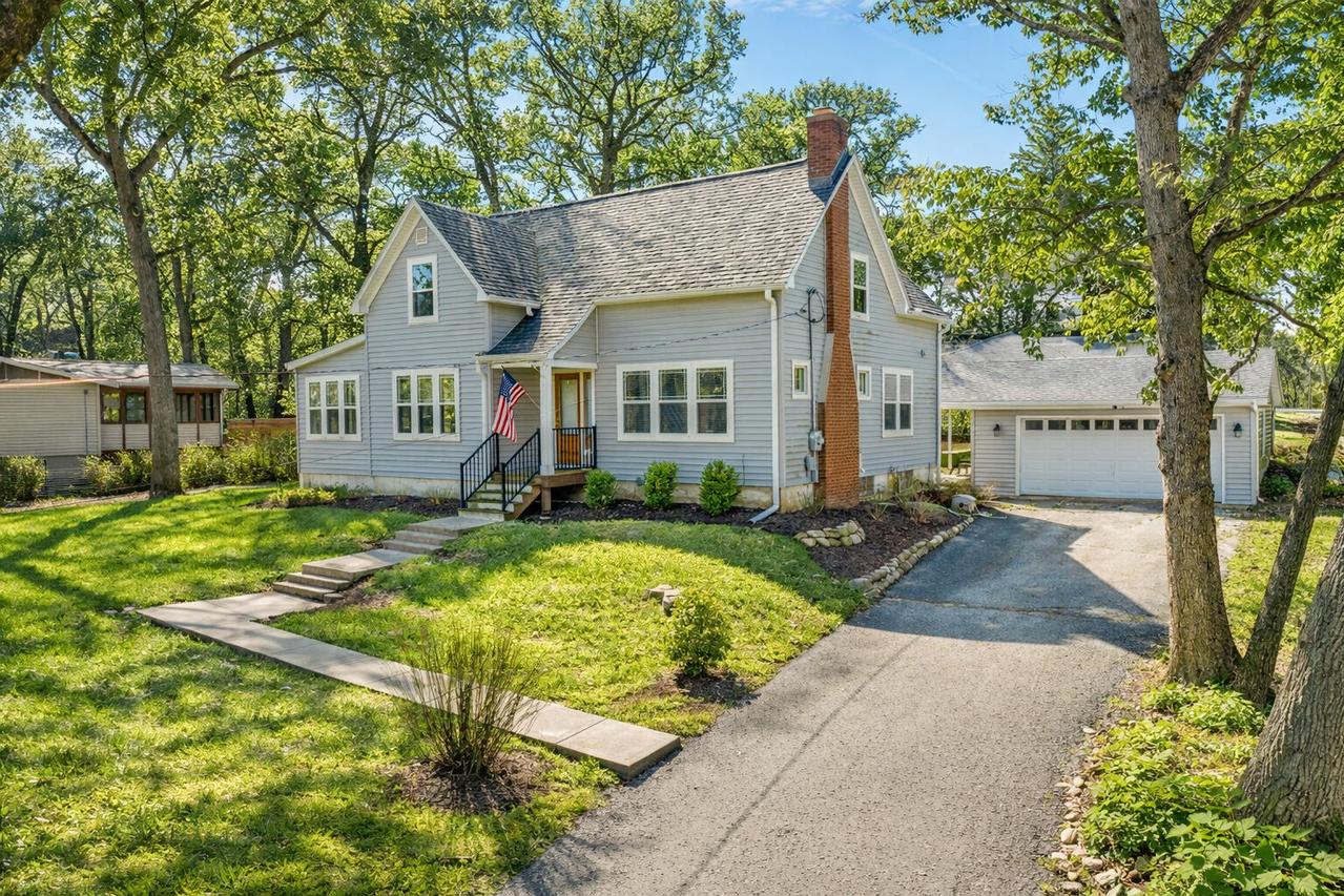 812 Van Slyke Dr, Fontana, WI 53125