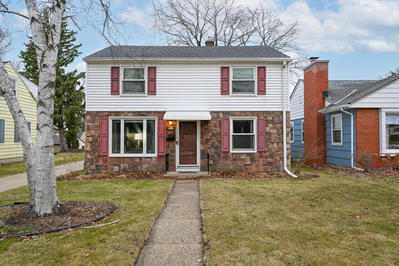 2471 N 80th St, Wauwatosa, WI 53213