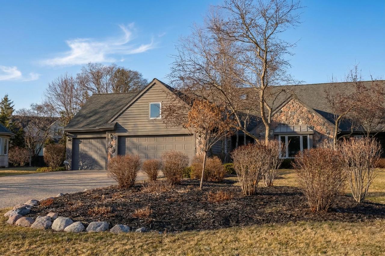 2618 W Lake Park, Mequon, WI 53092