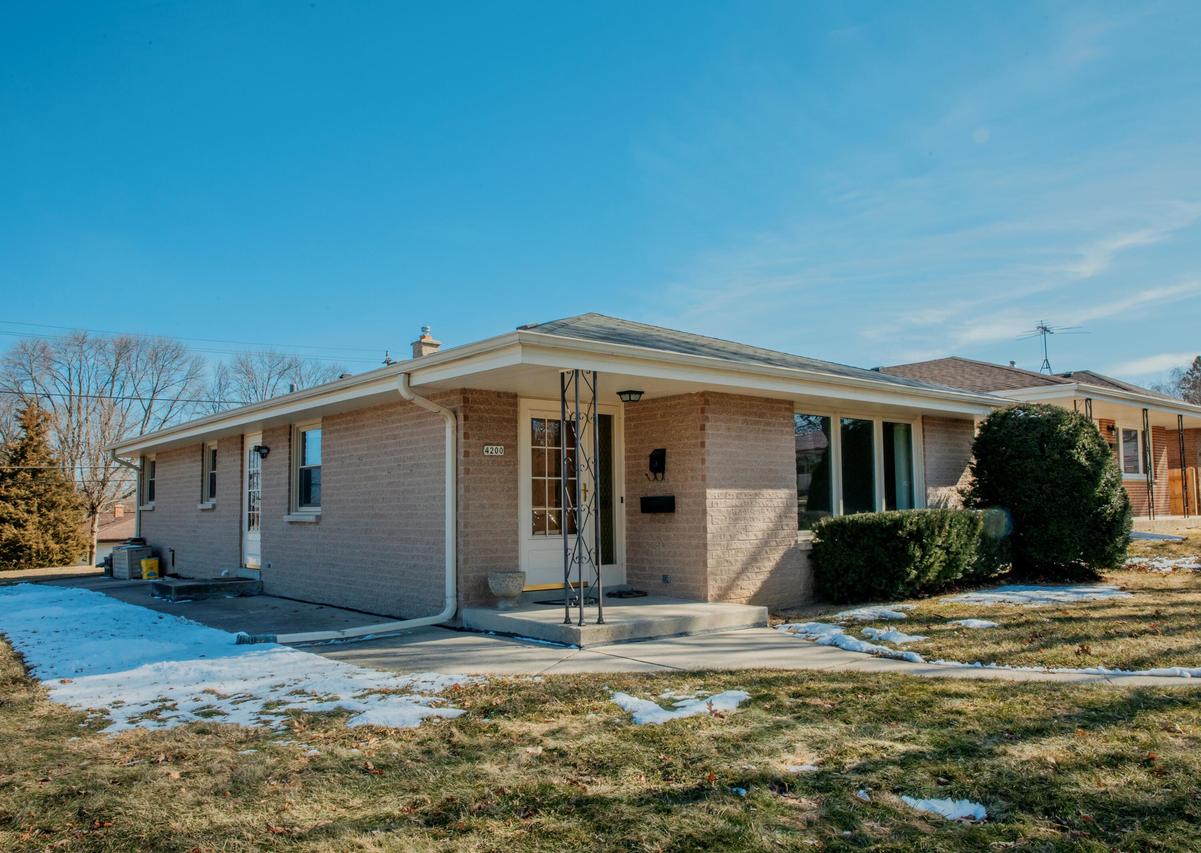 4200 S Mccarty Ave, Saint Francis, WI 53235