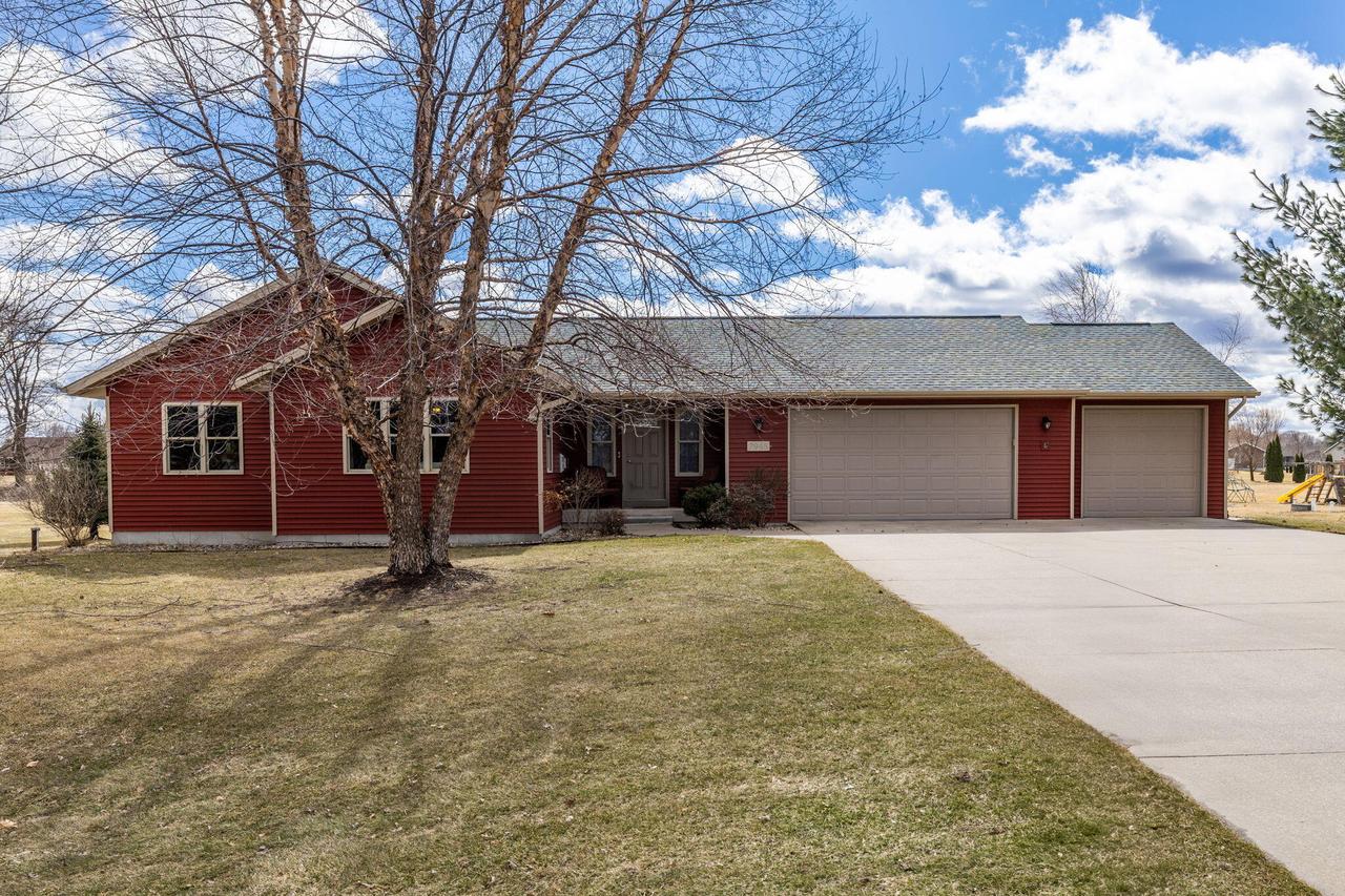 W7945 Vermeer St, Holland, WI 54636