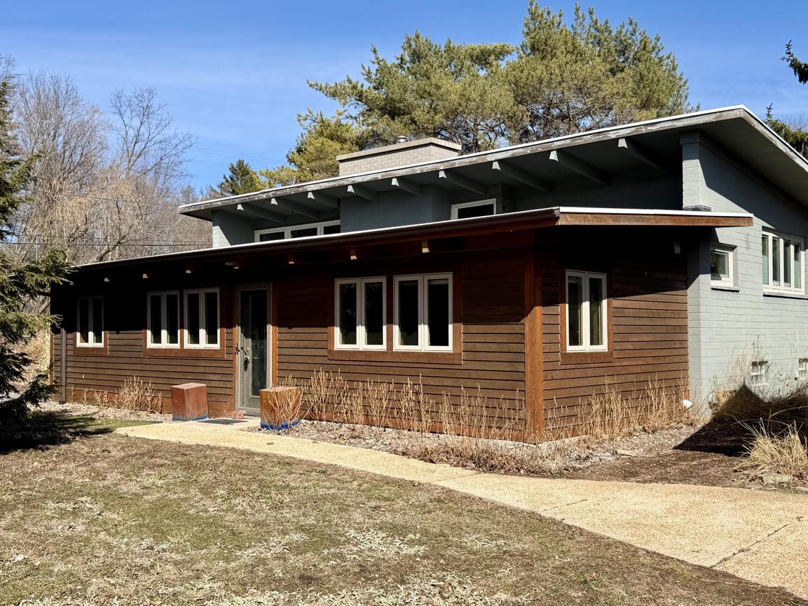 809 W Riverview Dr, Glendale, WI 53209