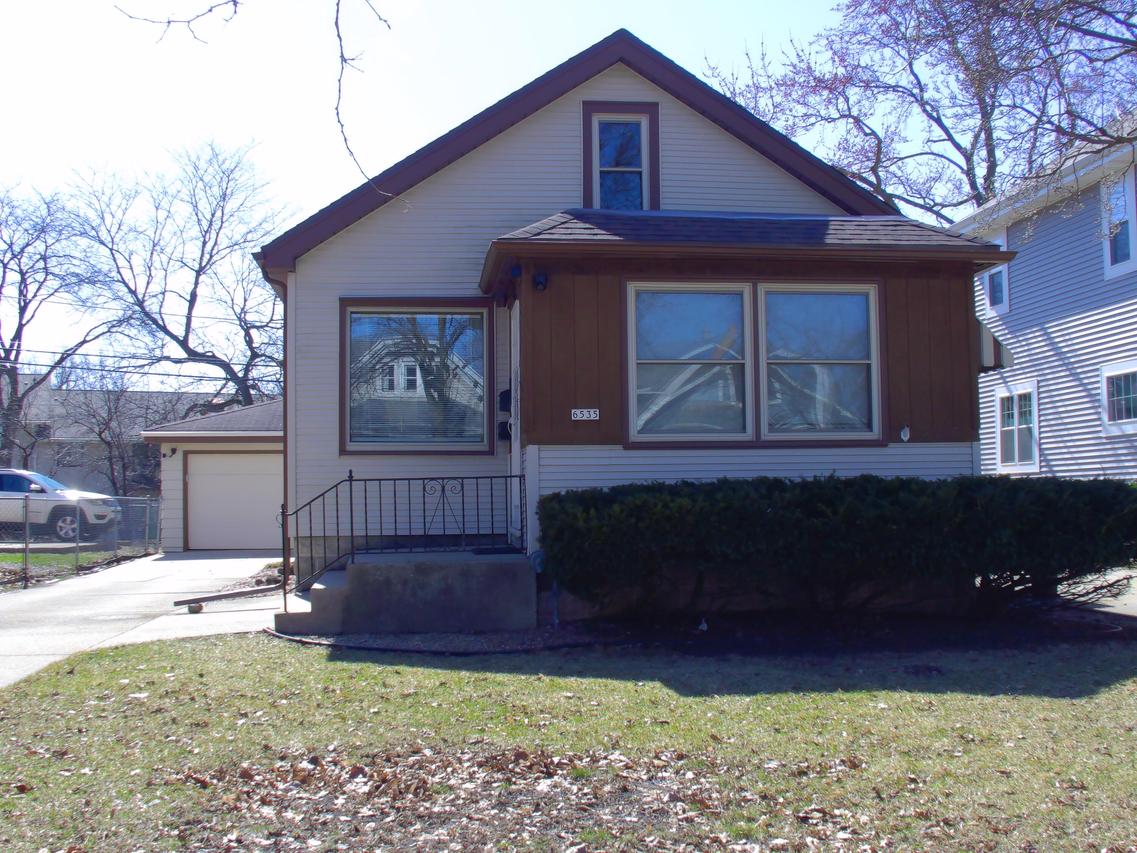 6535 Powell Pl, Wauwatosa, WI 53213