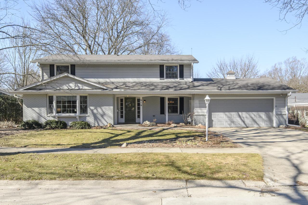 616 Westminster Dr, Waukesha, WI 53186