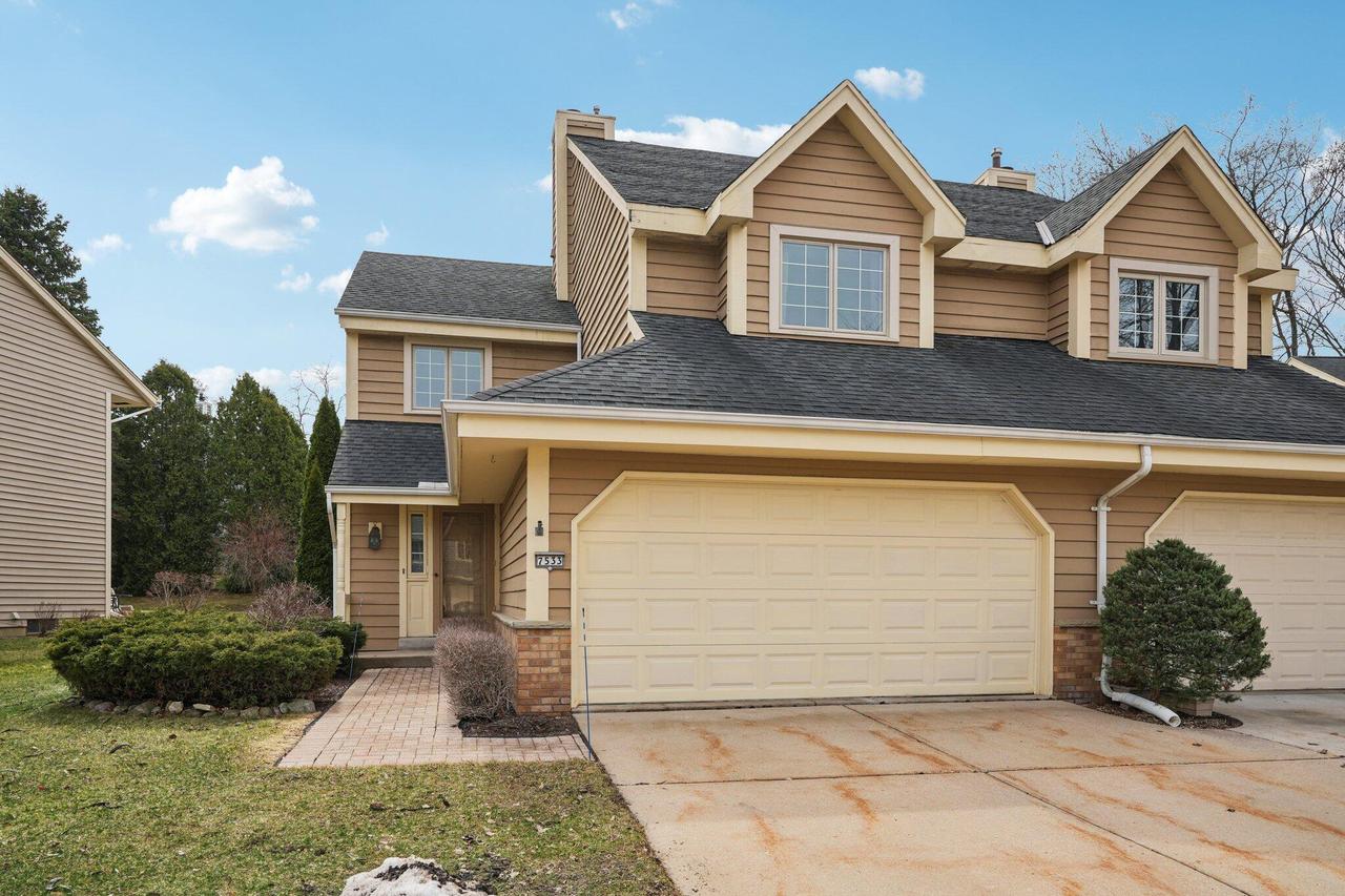 7533 W Tuckaway Creek, Franklin, WI 53132