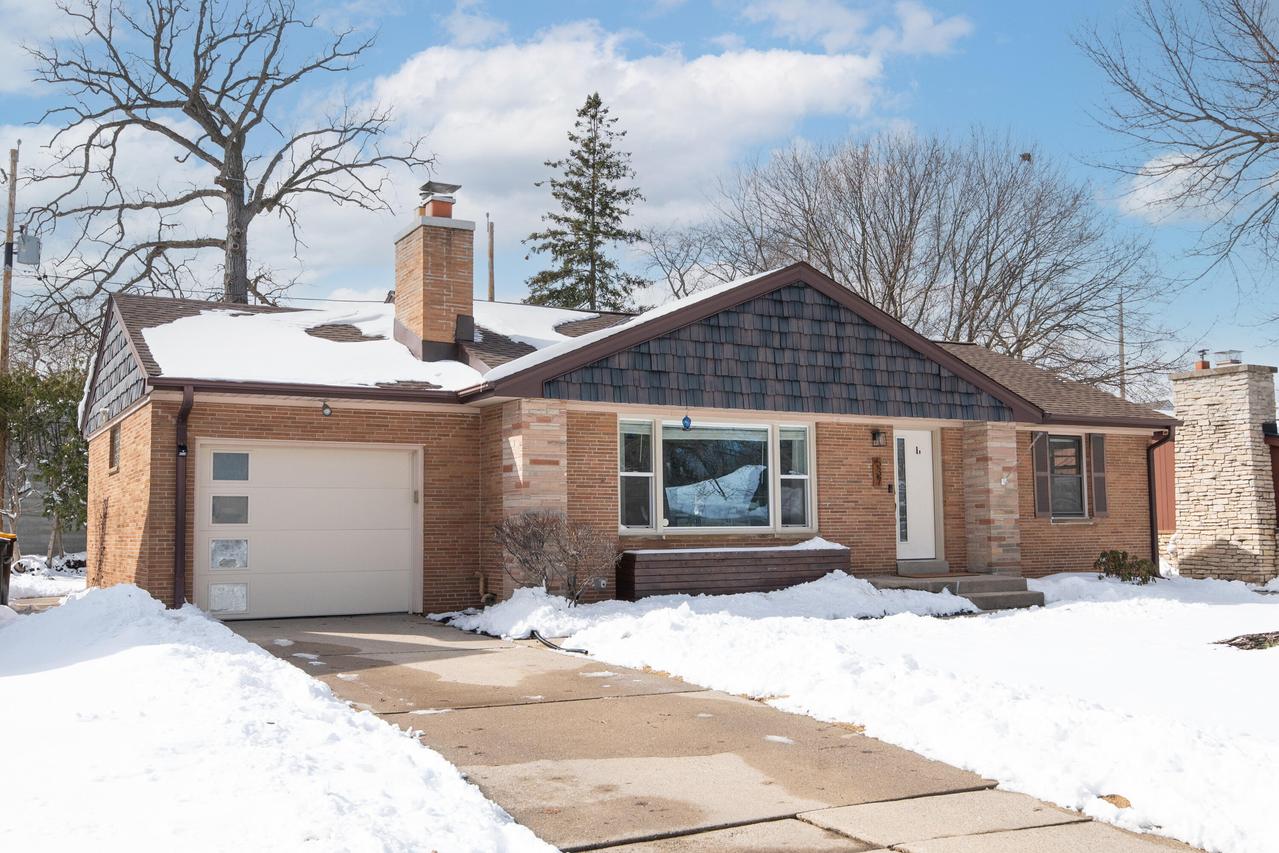 537 N 114th St, Wauwatosa, WI 53226