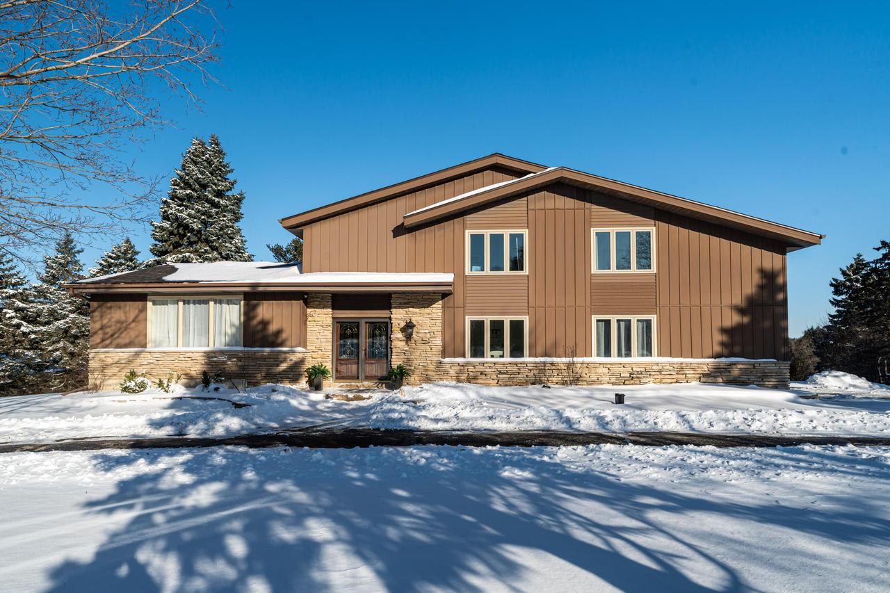 W233S6945 Millbrook Cir, Vernon, WI 53103