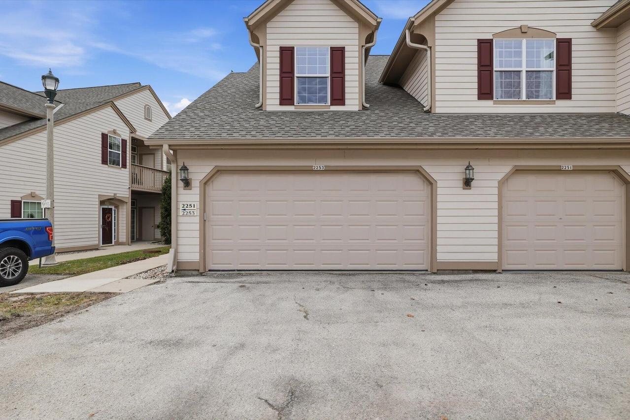 2253 W Vista Bella Dr, Oak Creek, WI 53154