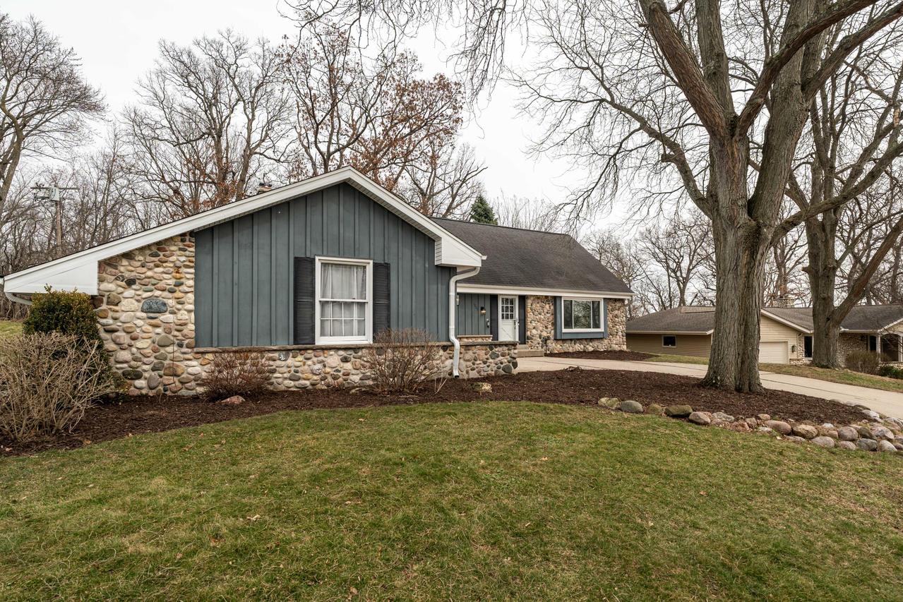 1205 Ayrshire Ln, Waukesha, WI 53186