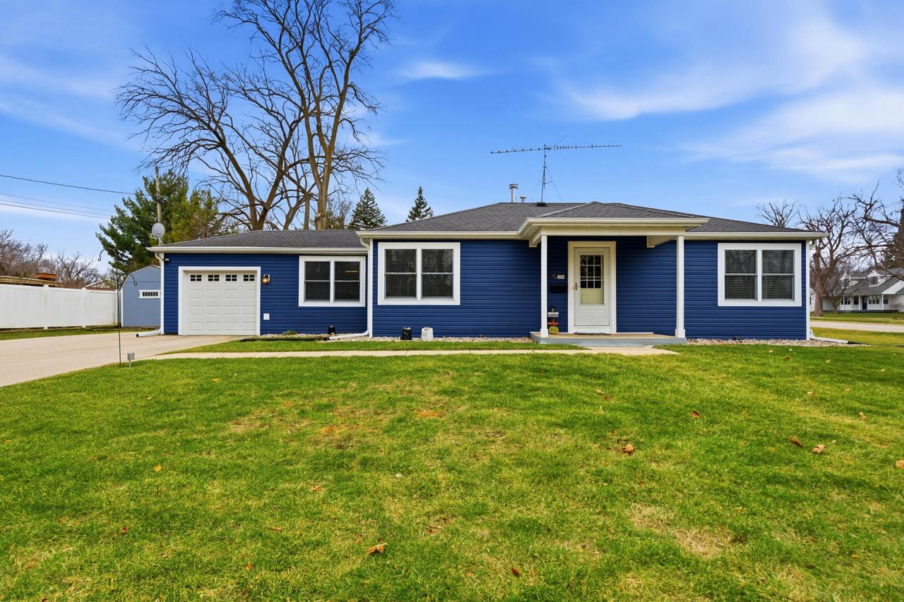 28 N Spencer St, Elkhorn, WI 53121