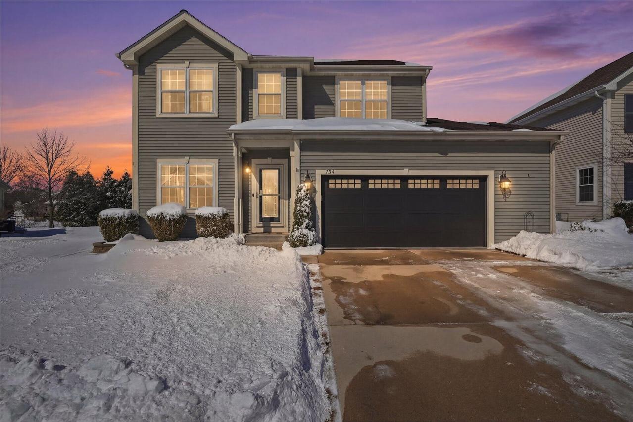 734 Creekwood Ln, West Bend, WI 53095