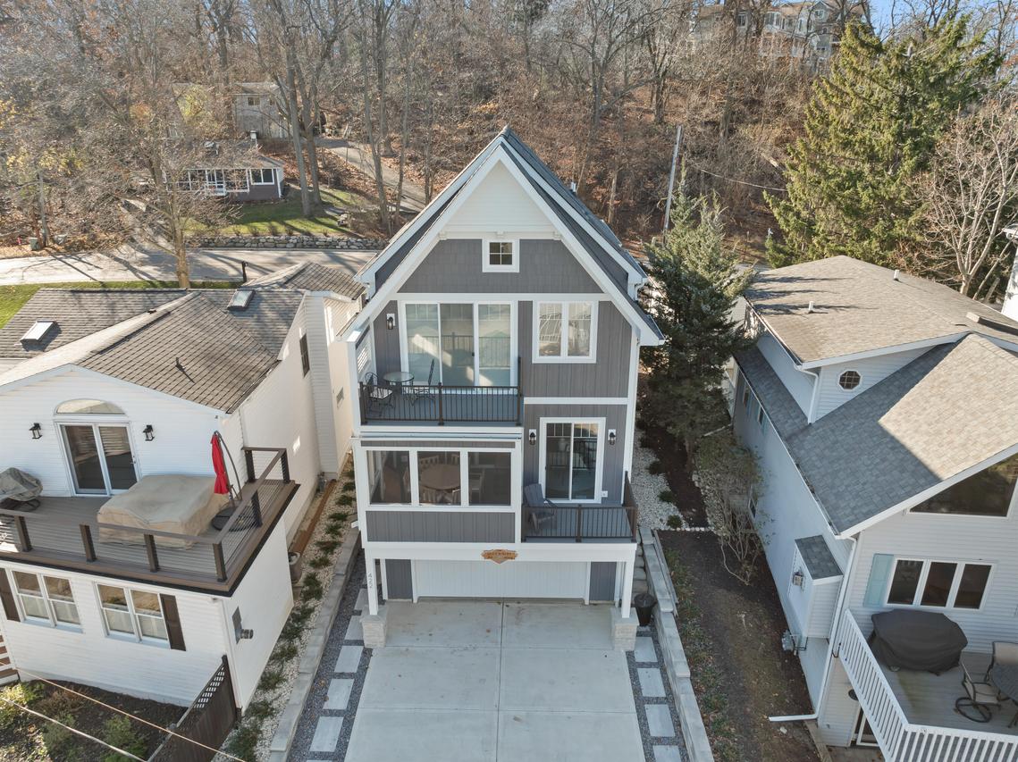 422 S Lakeshore Dr, Fontana, WI 53125