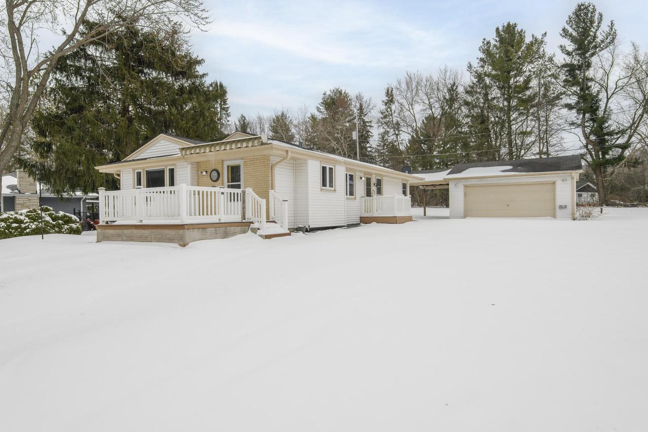21401 W Woodland Dr, New Berlin, WI 53146
