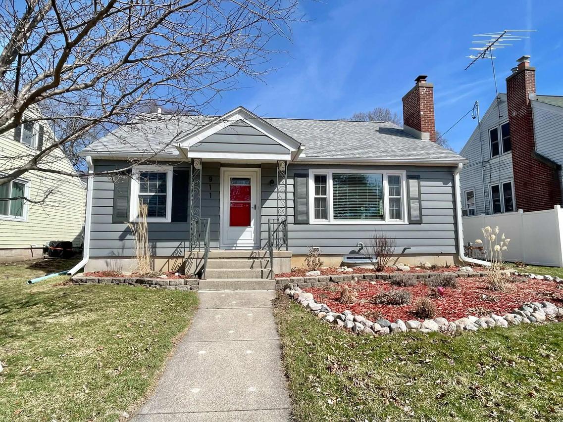911 Harvey Ave, Watertown, WI 53094