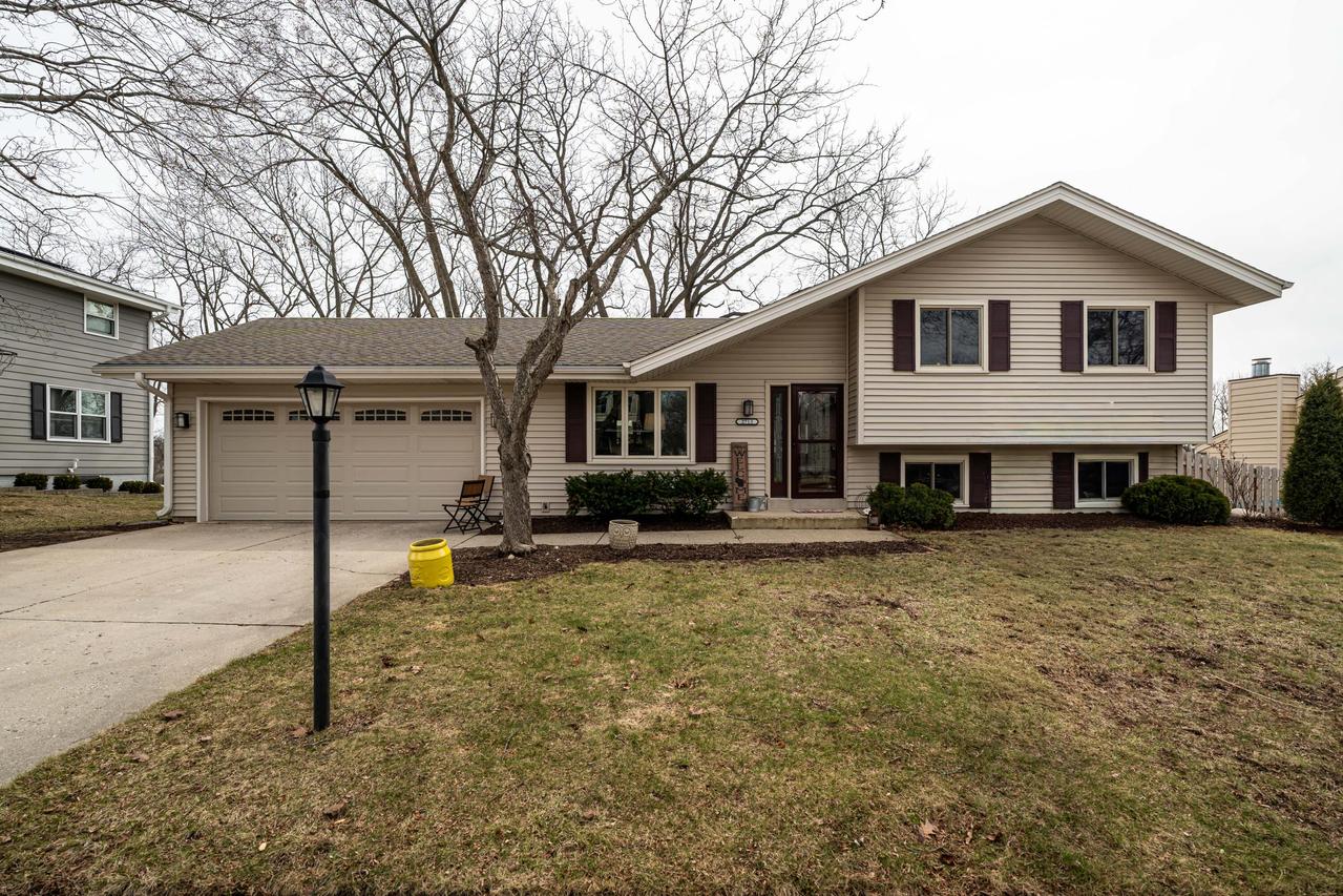 2713 Lancaster Dr, Waukesha, WI 53188