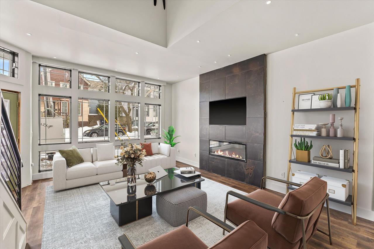 1725 N Astor St, Milwaukee, WI 53202