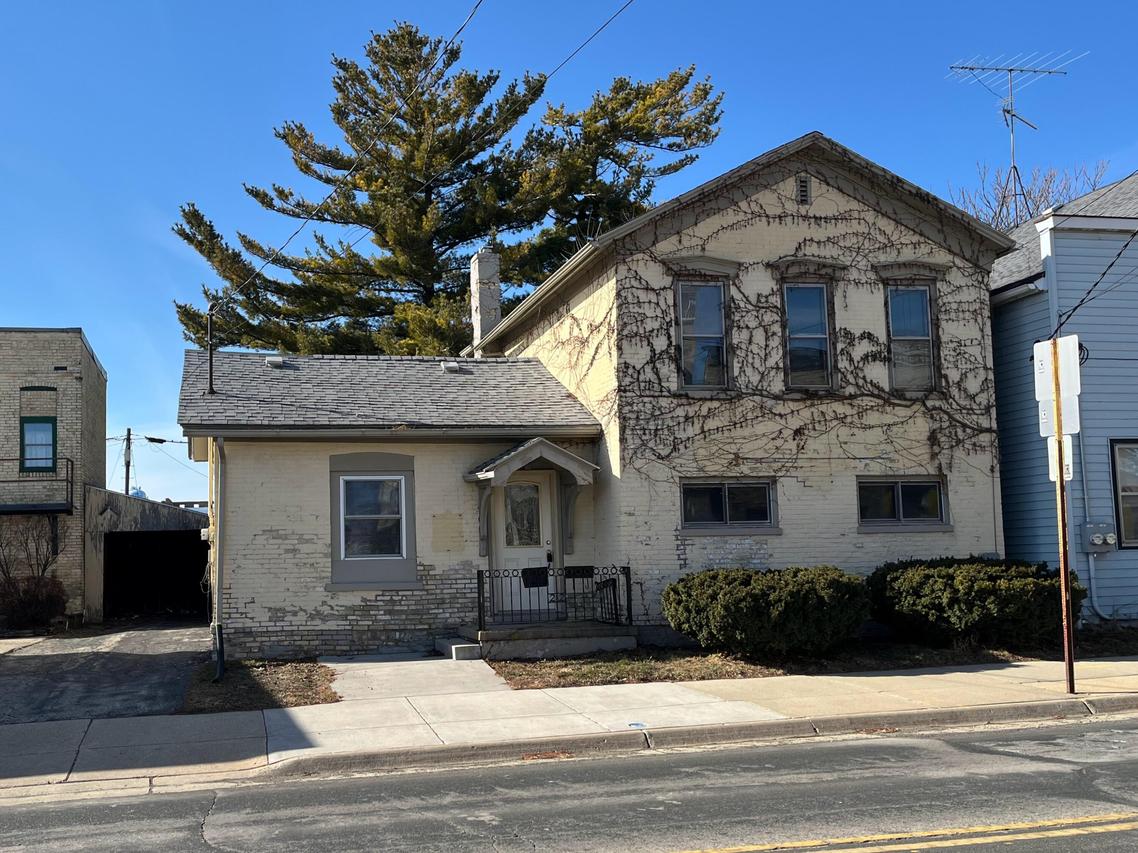 212 N 4th St, Watertown, WI 53094