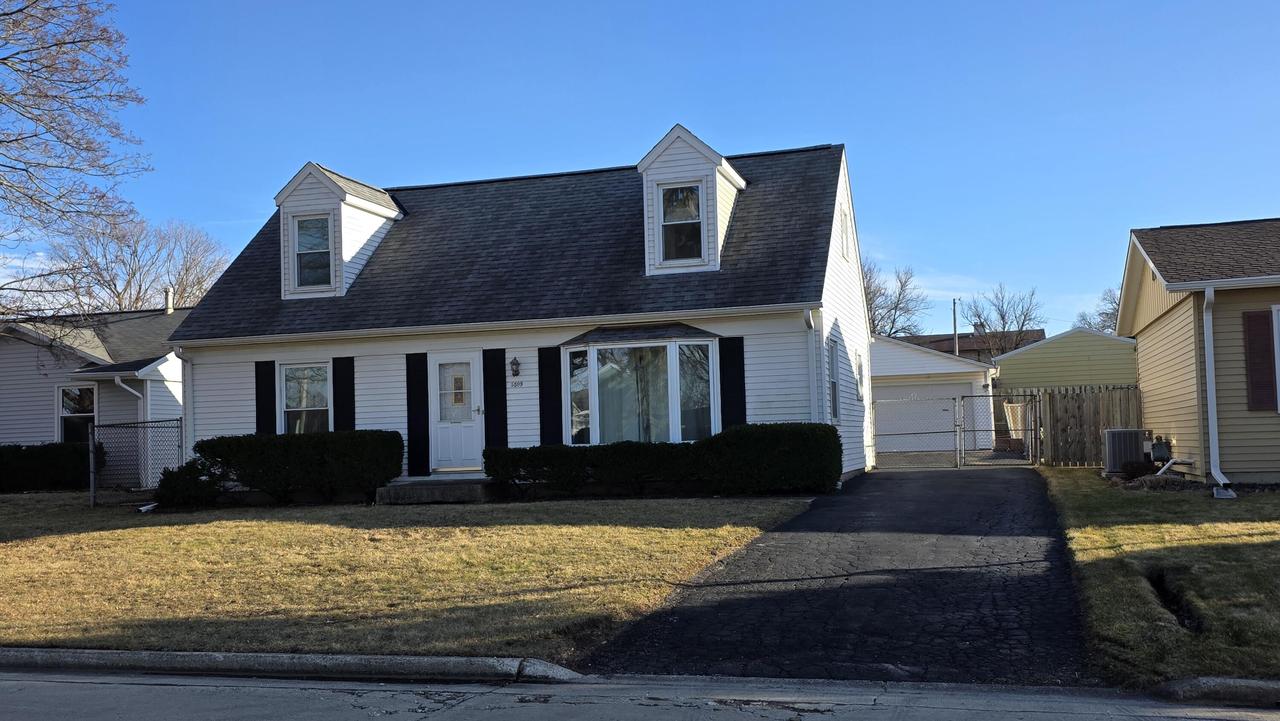 5509 Hilldale Dr, Racine, WI 53406