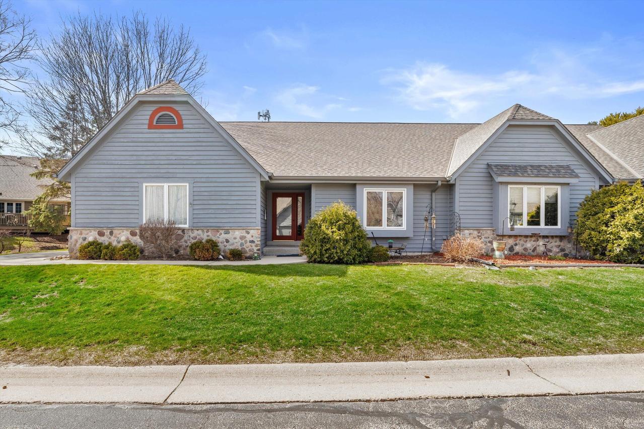 308 King William Ct, Waukesha, WI 53186