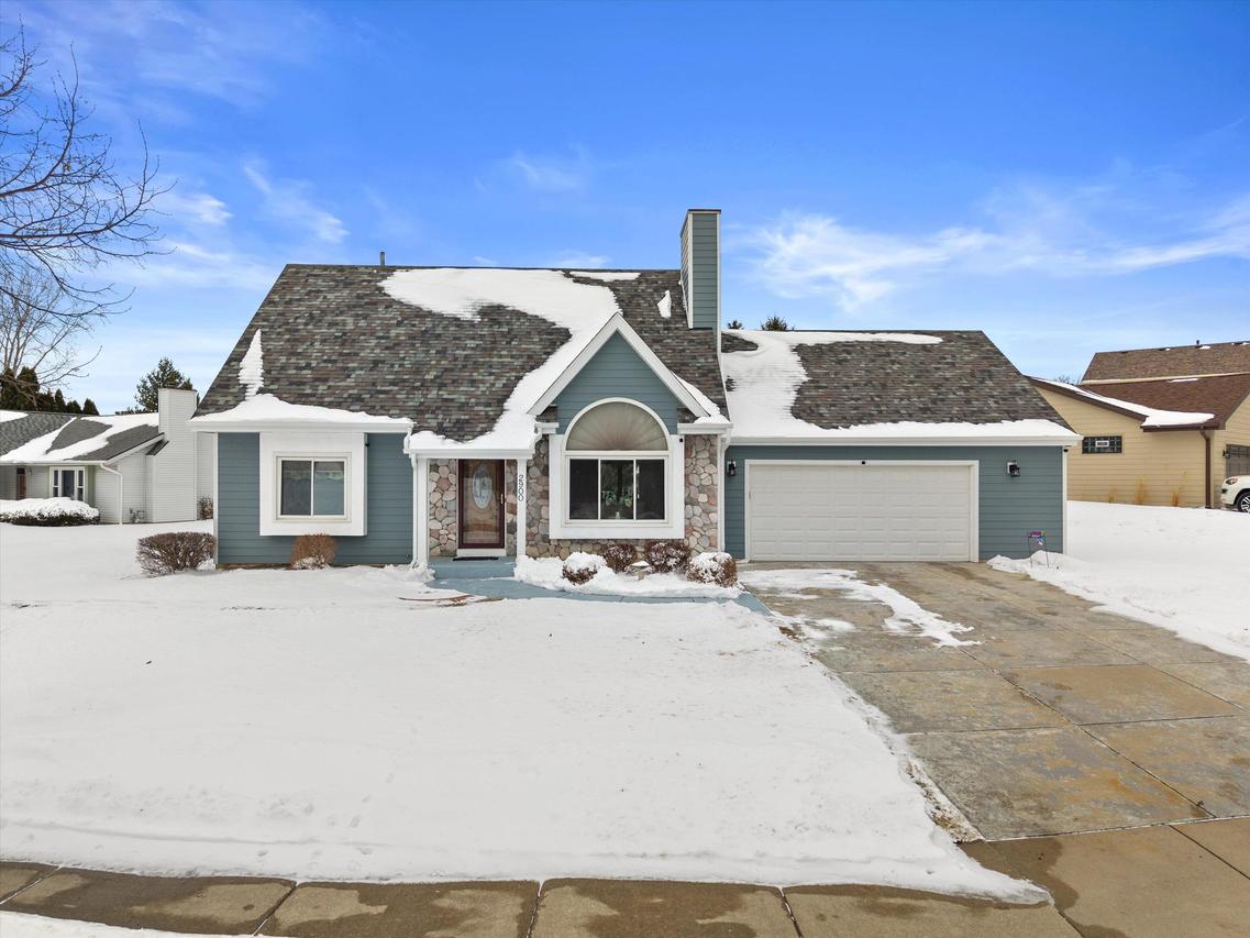 2900 E Honeysuckle Dr, Oak Creek, WI 53154