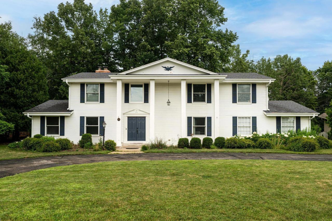 9495 N Fairway Cir, Bayside, WI 53217