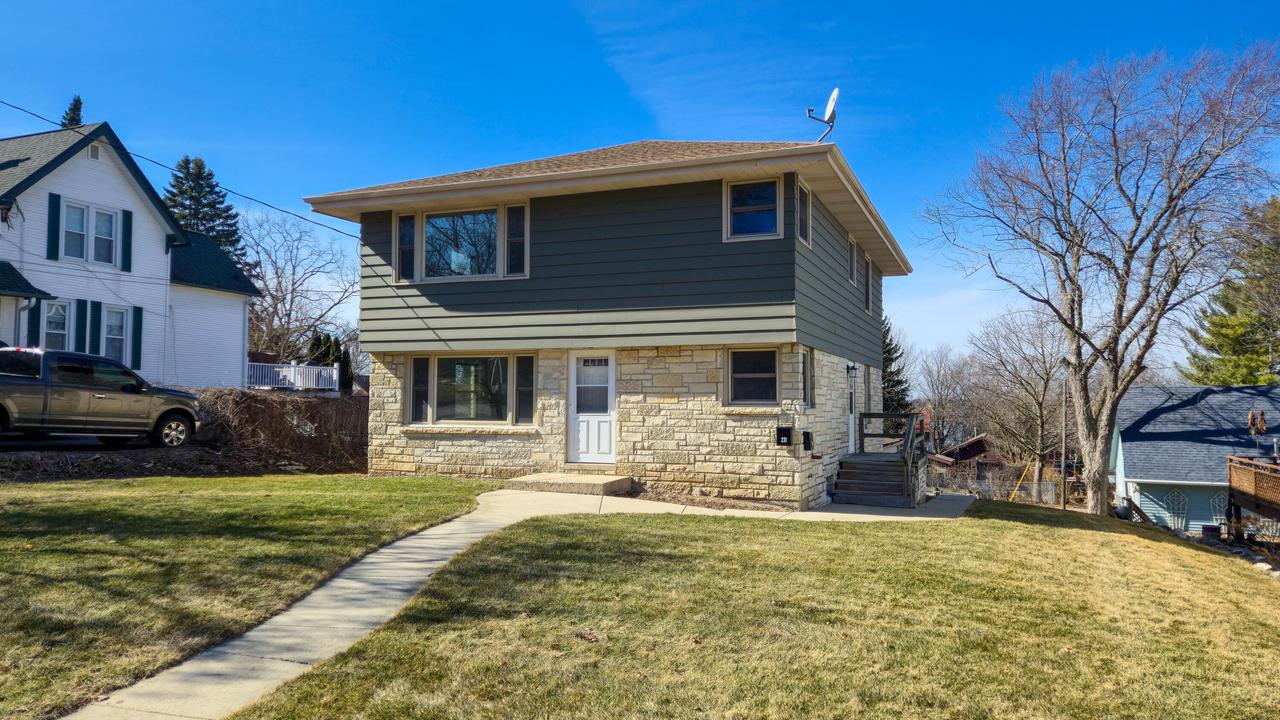 231 Prospect Ave, Pewaukee, WI 53072