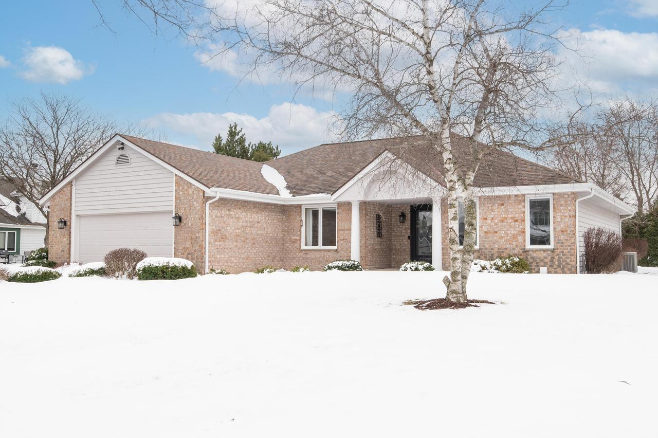 11625 W Sunset Ln, Greenfield, WI 53228