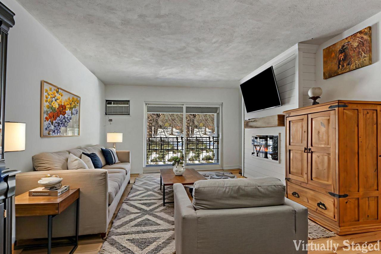 118 Eveyln Ln #H, Lake Geneva, WI 53147