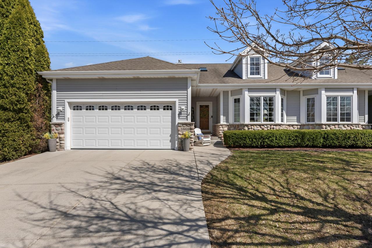 1668 Iroquois Ave, Grafton, WI 53024