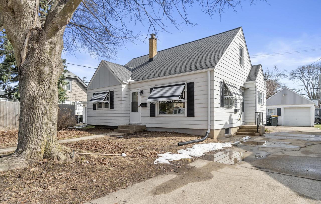 2114 S 80th St, West Allis, WI 53219