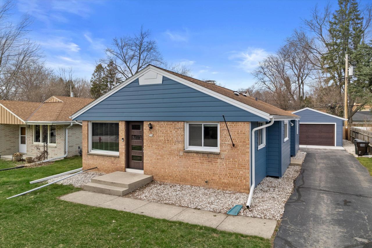 714 W Montclaire Ave, Glendale, WI 53217