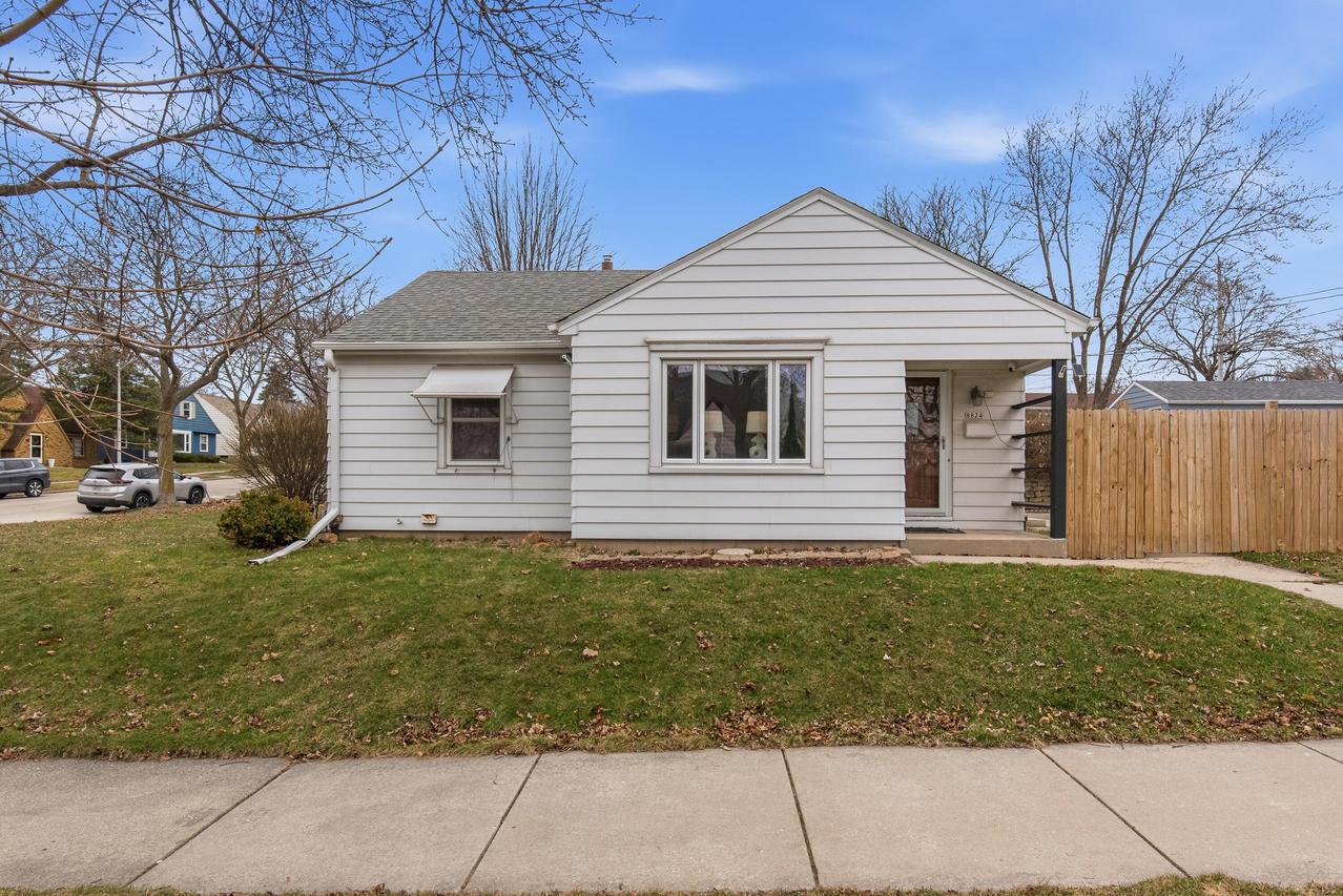 8824 W Locust St, Milwaukee, WI 53222