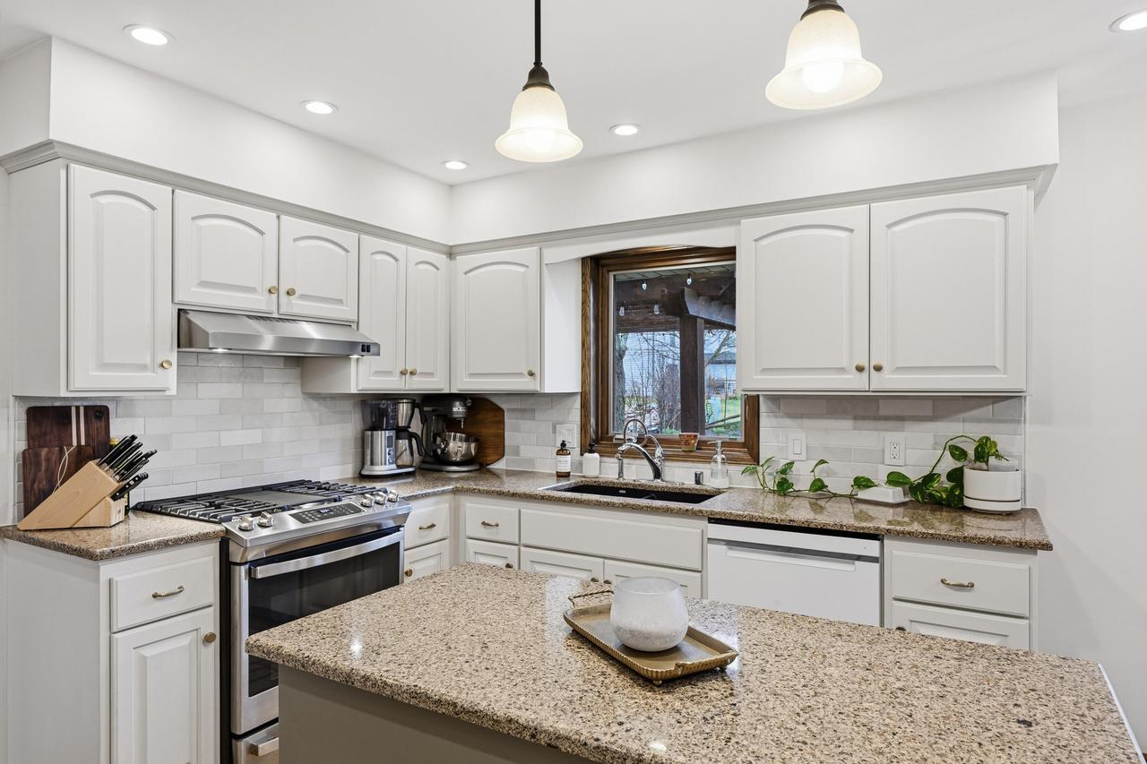 4390 S Longview Dr, New Berlin, WI 53151