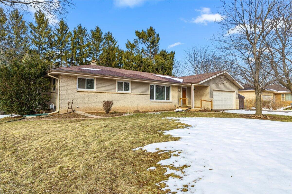 15540 W Glendale Dr, New Berlin, WI 53151