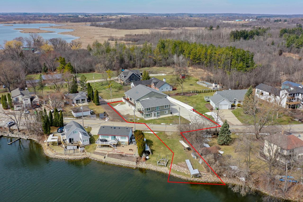 7134 N Tichigan Rd, Waterford, WI 53185