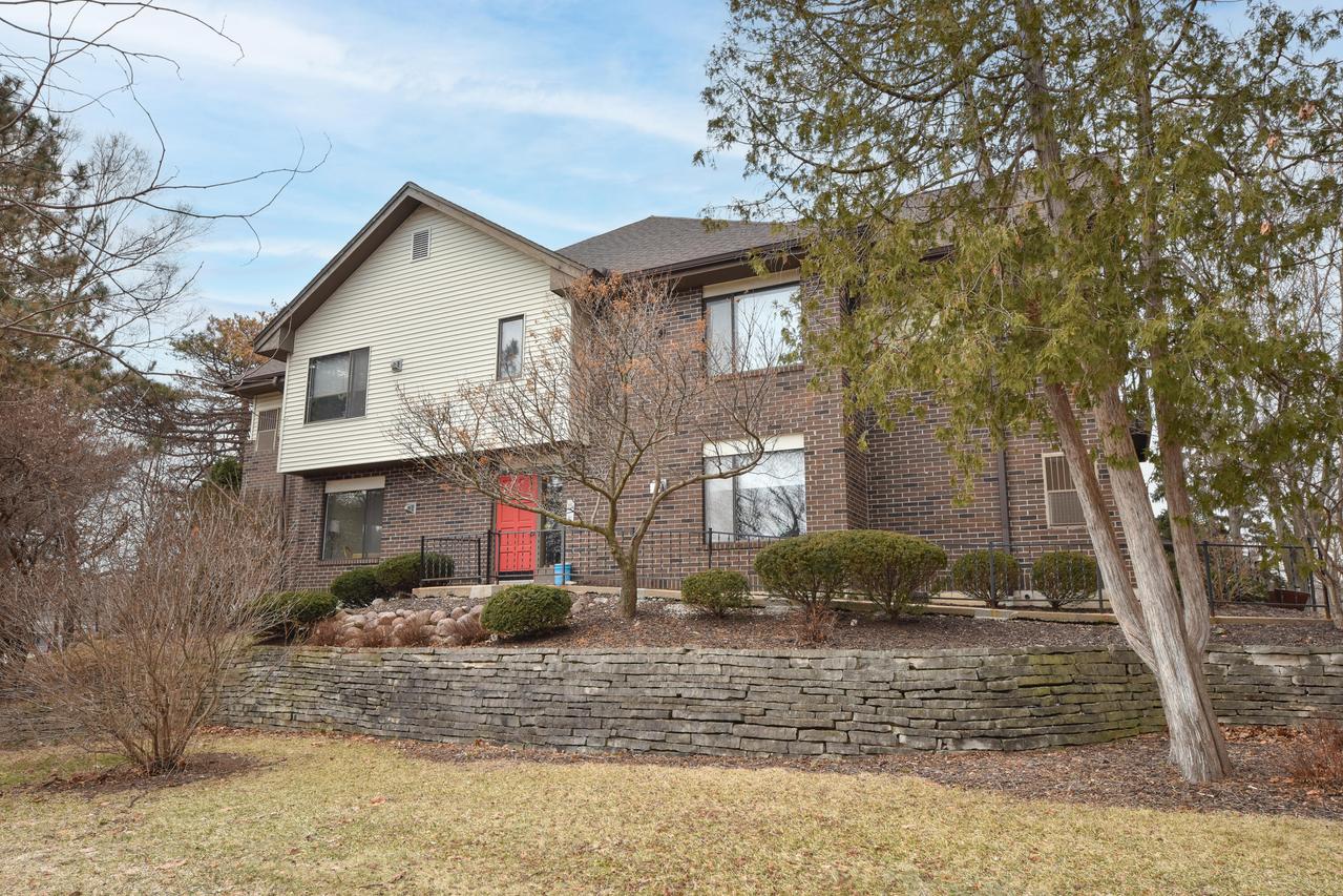 399 N Main St #I, Thiensville, WI 53092