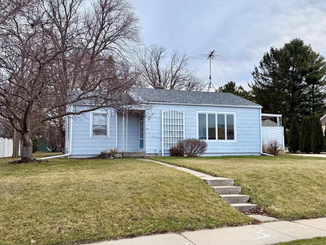 754 Summit Ave, Oconomowoc, WI 53066