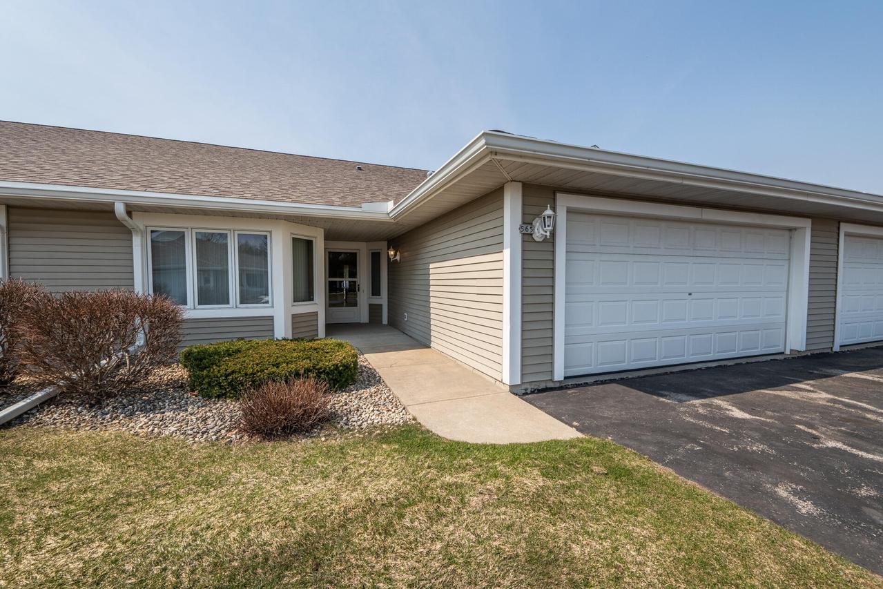 565 Hartford Sq, Hartford, WI 53027
