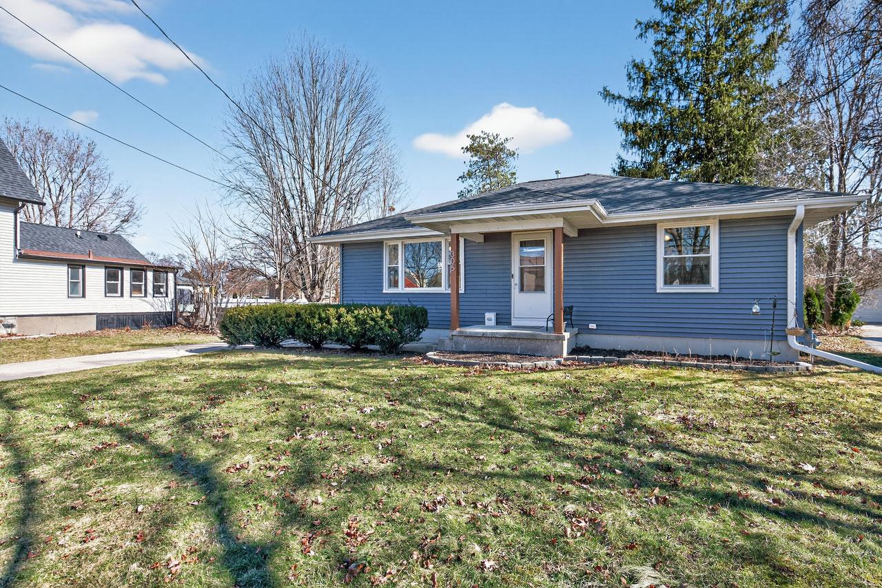305 S Concord Rd, Oconomowoc, WI 53066